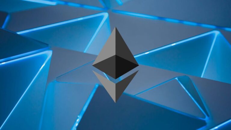 Eine physische Ethereum-Münze auf einem ansteigenden Kurs-Chart vor dem Logo des Vermögensverwalters BlackRock.