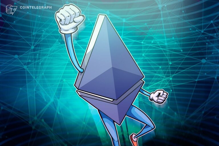 Nahaufnahme einer Ethereum-Münze vor einem digitalen Hintergrund mit Code-Zeilen