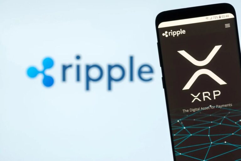 Eine physische XRP-Münze vor einem digitalen Netzwerk-Hintergrund, der Dezentralität symbolisiert.