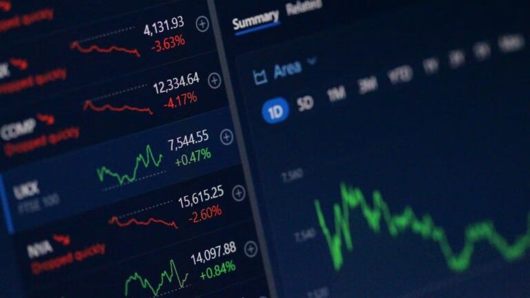 Das Logo von Fidelity neben einer physischen Ethereum-Münze und einem steigenden Kurs-Chart