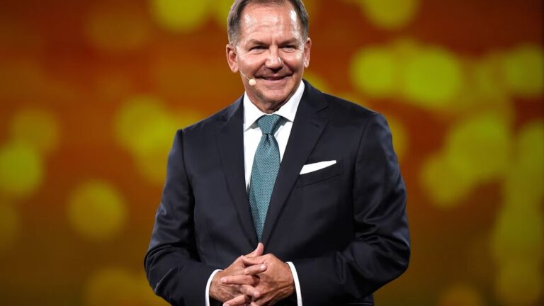 Porträt von Paul Tudor Jones neben einem Bitcoin-Logo und Finanzdiagrammen