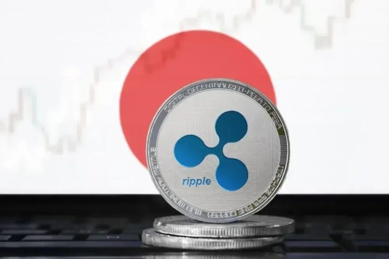 Physische XRP-Münze vor einem digitalen Kurs-Chart und der japanischen Flagge im Hintergrund