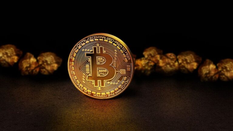 Eine leuchtende Bitcoin-Münze vor einem roten Kurs-Chart im Hintergrund.