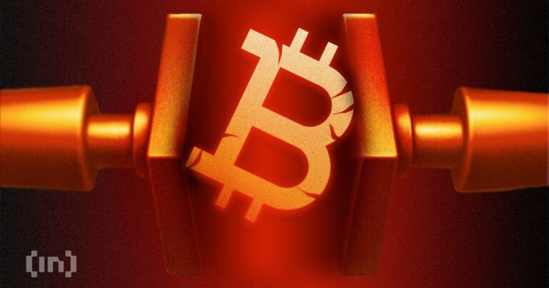 Das Logo des Indexanbieters MSCI vor einer physischen Bitcoin-Münze und einem Finanzchart.