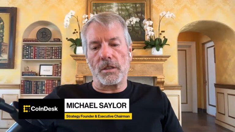 Porträt von Michael Saylor vor einem Bitcoin-Logo und Finanzcharts