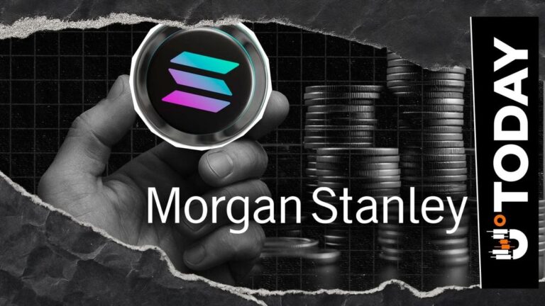 Das Logo von Morgan Stanley neben einer physischen Bitcoin-Münze vor einem aufsteigenden Kurs-Chart.