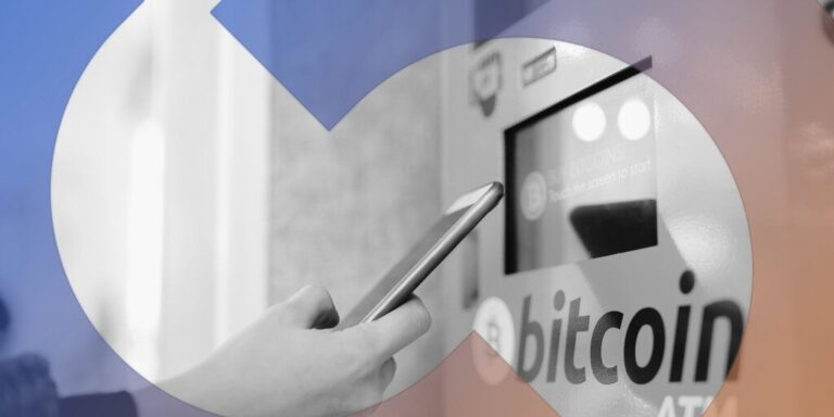 Ein Bitcoin-Geldautomat mit einem Warnschild für Bargeldeinzahlungen