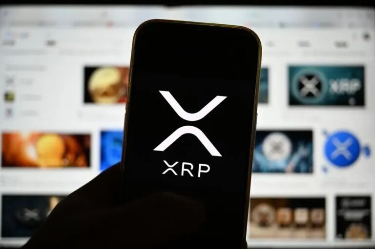 Smartphone mit Rakuten-App neben einer physischen XRP-Münze auf einem digitalen Zahlungshintergrund