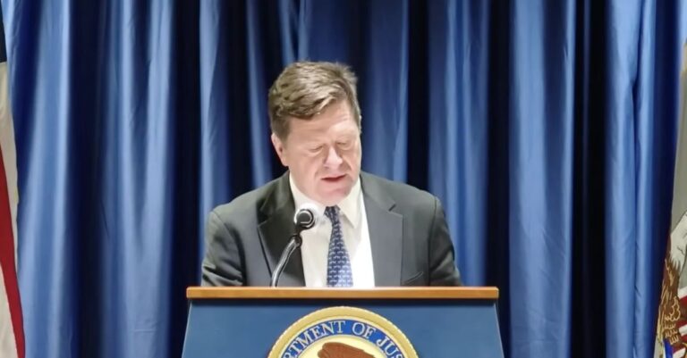 Porträt von Jay Clayton neben einem Ripple-Logo und dem Siegel des US-Senats