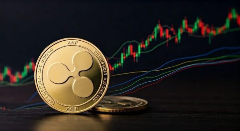 Eine physische XRP-Münze liegt auf einem Smartphone-Display mit dem Logo der Kryptobörse Binance im Hintergrund.