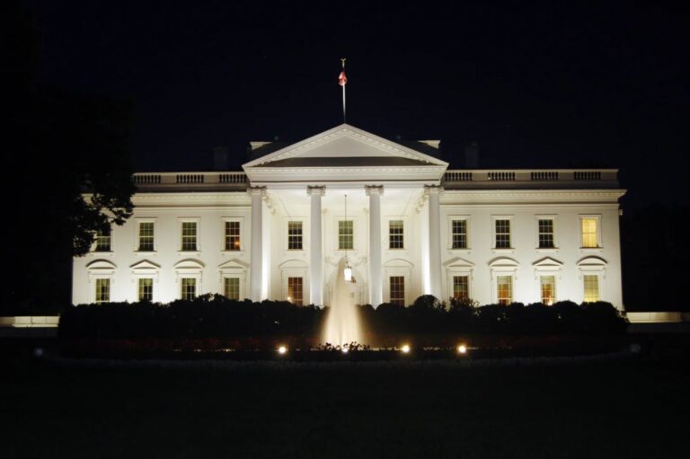 Das Weiße Haus in Washington mit einem digitalen Ripple-Logo und Krypto-Charts im Hintergrund