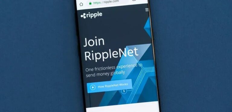 Nahaufnahme einer Ripple-Münze (XRP) auf einer Europakarte, symbolisch für die Expansion im regulierten Krypto-Markt.