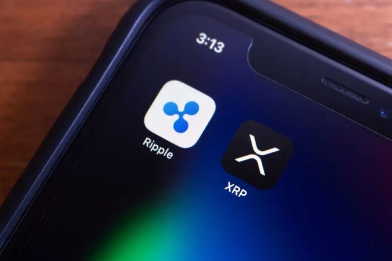 Physische XRP-Münze vor einem US-Regierungsgebäude mit digitalen Kurslinien im Hintergrund