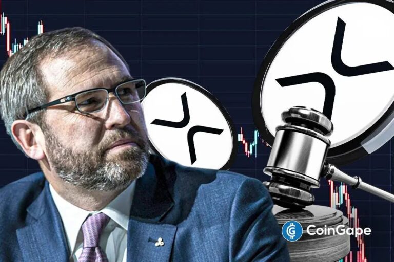 Ripple-CEO Brad Garlinghouse bei einer Rede, im Hintergrund das XRP-Logo und eine Börsen-Grafik.