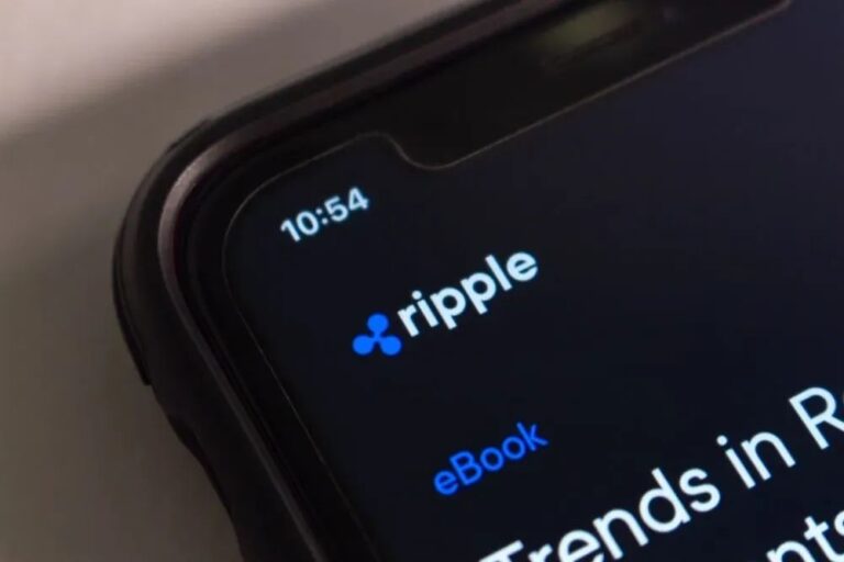 Eine physische Ripple-Münze vor einem digitalen Hintergrund mit aufsteigenden Kurs-Charts und Netzwerkknoten.