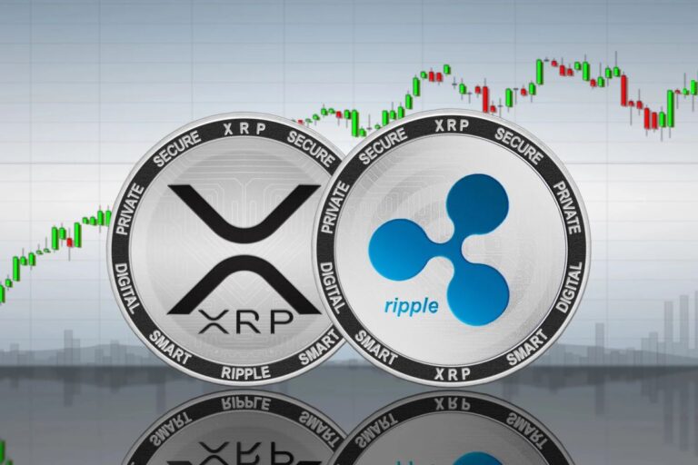 Eine physische XRP-Münze liegt auf einem steigenden Kurs-Chart vor einem dunklen Hintergrund