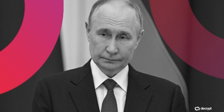 Wladimir Putin vor einer russischen Flagge mit einer Bitcoin-Münze im Vordergrund