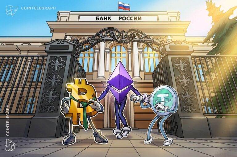 Physische Bitcoin- und Ethereum-Münzen vor dem Gebäude der russischen Zentralbank.