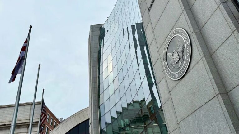 Offizielles Siegel der US-Börsenaufsicht SEC neben physischen Bitcoin- und Ethereum-Münzen