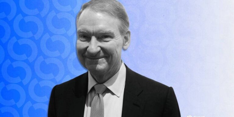 Das Gebäude der US-Börsenaufsicht SEC im Hintergrund, davor leuchtende Bitcoin-, Ethereum- und Solana-Münzen.