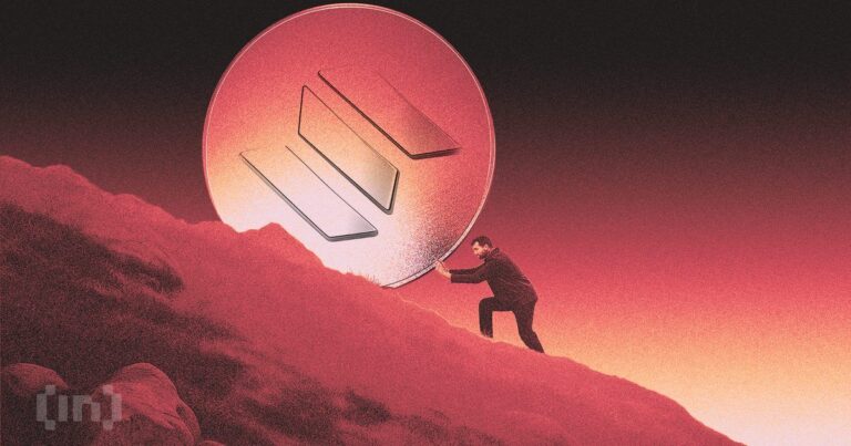 Das Solana-Logo vor einem fallenden und steigenden Börsenchart