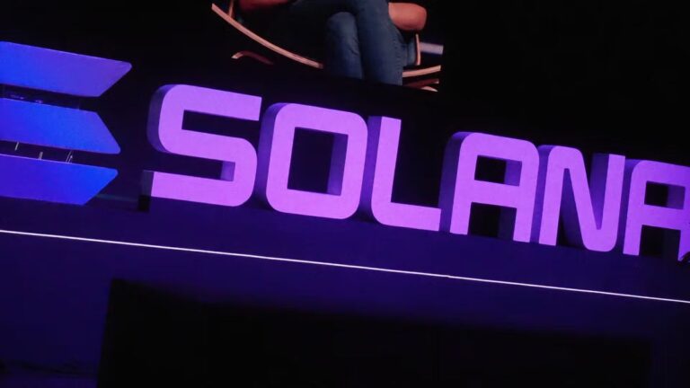 Physische Solana-Münze vor einem digitalen Hintergrund mit glühenden Flammen als Symbol für Token-Burns