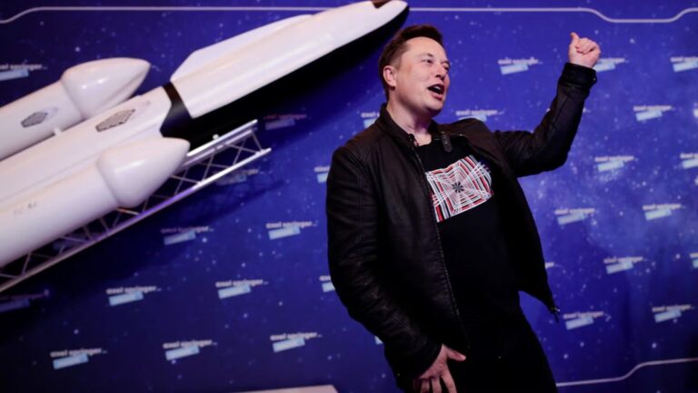 Porträt von Elon Musk mit dem SpaceX-Logo und einem fallenden Bitcoin-Kurs-Chart im Hintergrund.