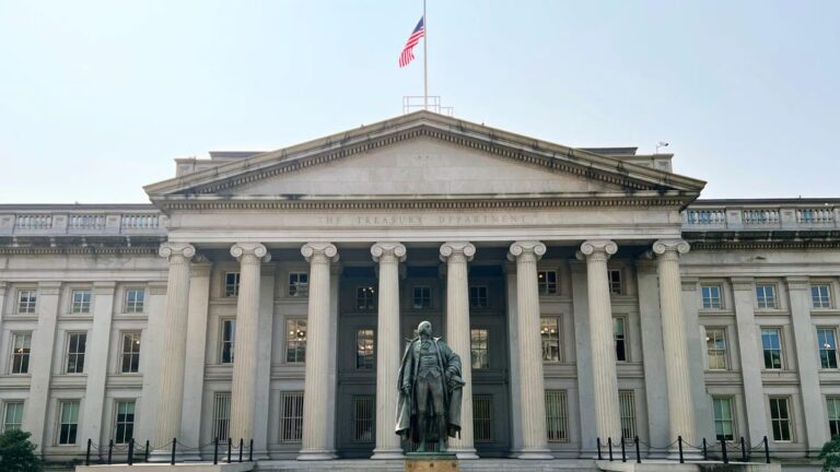 Das Siegel des US-Finanzministeriums neben einer digitalen Tether-Münze