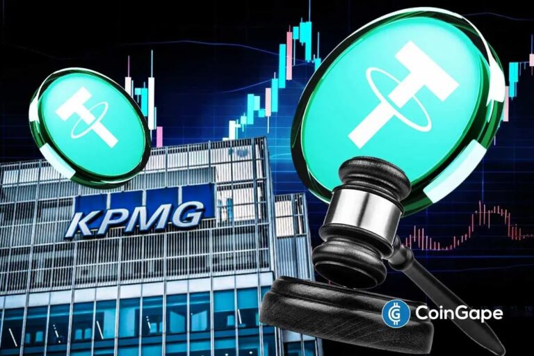 Physische Tether-Münze (USDT) neben einem Finanzbericht und dem Logo der Prüfungsgesellschaft KPMG