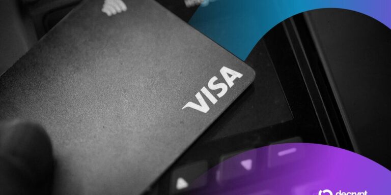 Nahaufnahme einer Visa-Kreditkarte neben digitalen Stablecoin- und Bitcoin-Münzen auf einem Diagramm