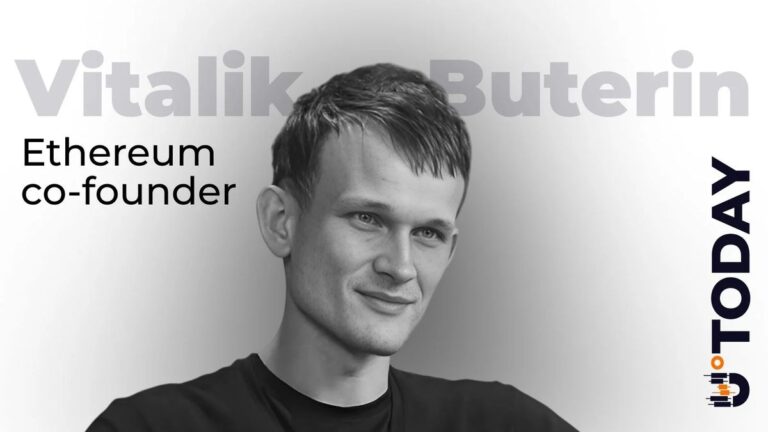 Vitalik Buterin vor einem digitalen Hologramm des Ethereum-Logos und futuristischen Code-Zeilen.