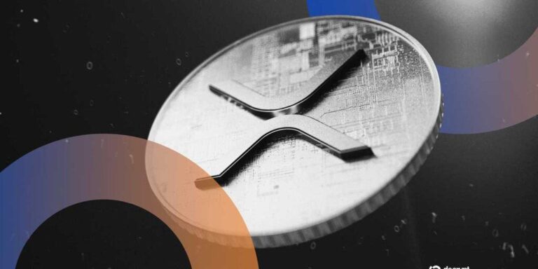 Eine physische XRP-Münze neben einem Ethereum-Logo auf einem digitalen Finanz-Chart