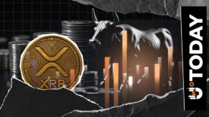 Ein roter fallender Kurs-Chart auf einem Bildschirm im Hintergrund einer physischen Ripple-XRP-Münze.