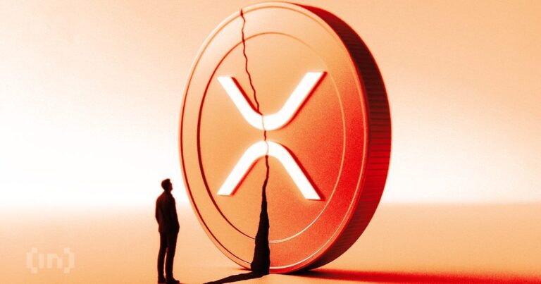 Ein roter abwärtsgerichteter Kurs-Chart hinter einer physischen Ripple-Münze