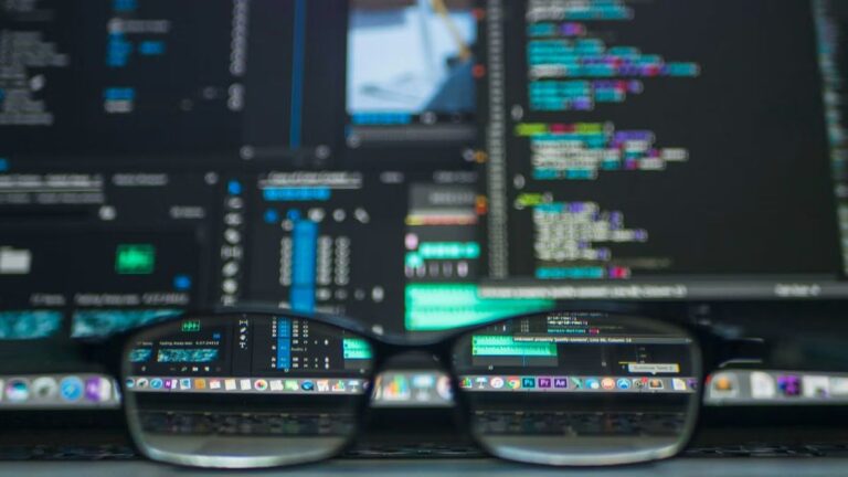 Eine abstrakte Darstellung des XRP-Logos auf einem digitalen Hintergrund, der Blockchain-Technologie und Code symbolisiert.