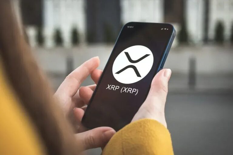 Eine physische XRP-Münze vor einem steigenden Kurs-Chart und digitalen Finanzdaten.