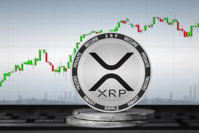 Eine physische XRP-Münze vor einem digitalen Kurs-Chart und Börsendaten