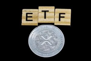 Eine physische XRP-Münze liegt auf einem steigenden Börsenchart vor der Wall Street.